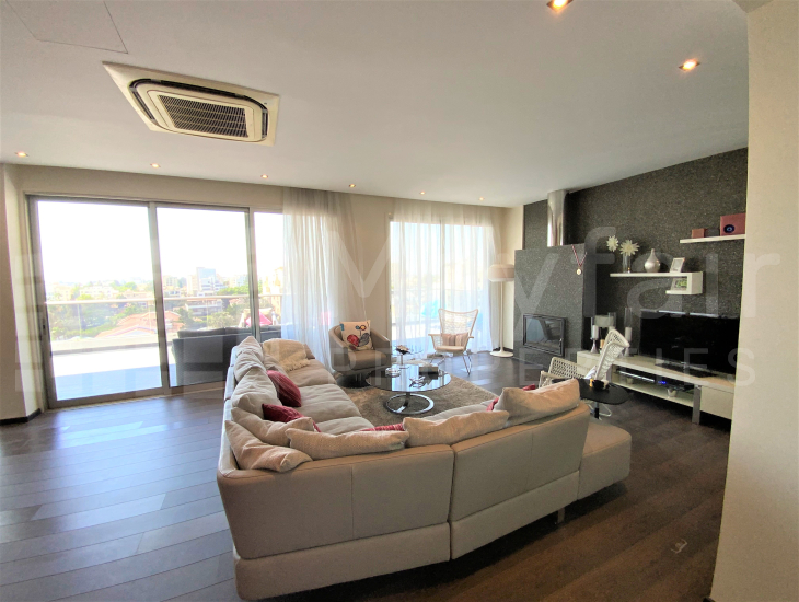 3 Bedroom Penthouse Apartment with Roof Garden and pool.