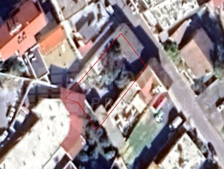 Residendial plot with an old house in Aradippou, Larnaca