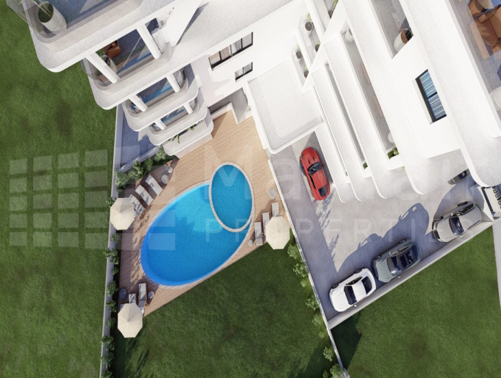3 Bedroom Top-Floor Apartment with Pool and Sea View