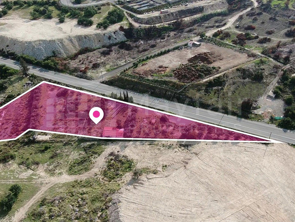 House within a large field in Paramytha, Limassol