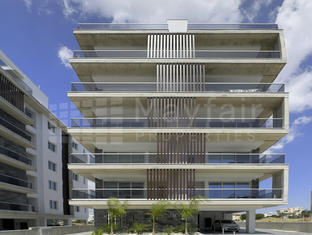 2 Bedroom Top-Floor Apartment with Roof-garden