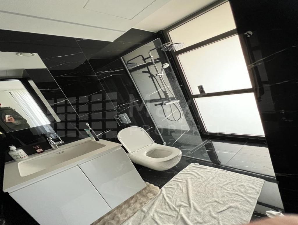 2 Bedroom Whole floor Apartment 