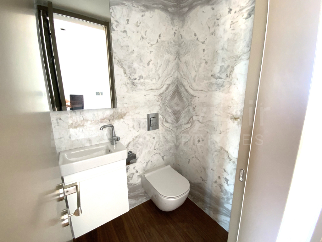 Top - Floor 3 Bedroom Exclusive Penthouse Apartment in Town Centre