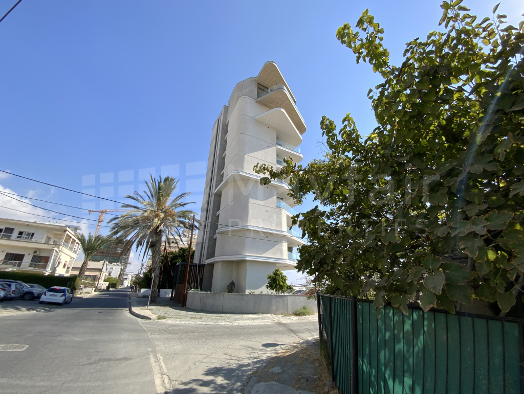 Top - Floor 3 Bedroom Exclusive Penthouse Apartment in Town Centre