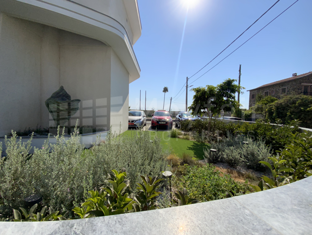 Top - Floor 3 Bedroom Exclusive Penthouse Apartment in Town Centre
