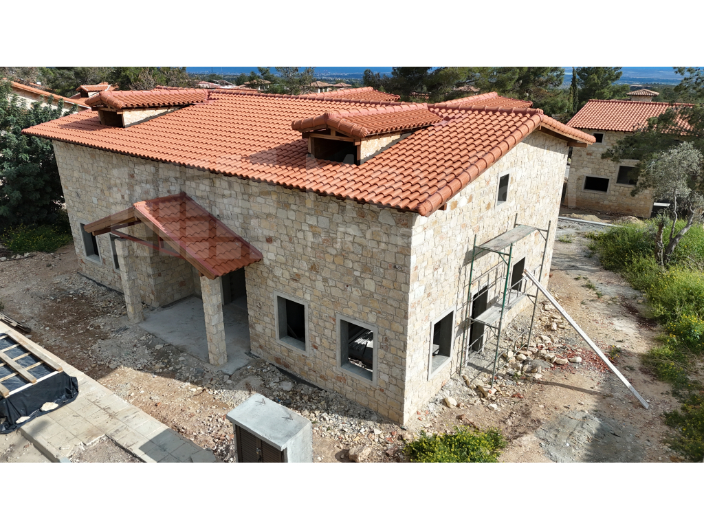 6 Bedroom House for Sale in Souni