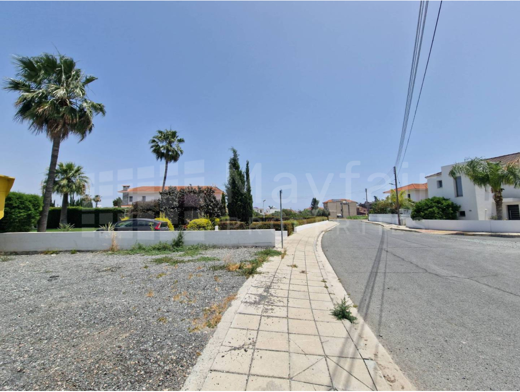 2-bedroom Top Floor Apartment in Livadia For Sale