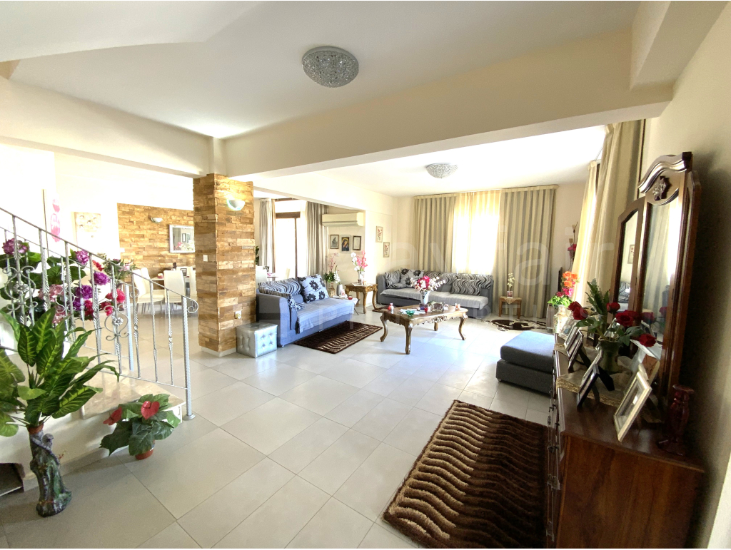 4 bedroom top floor duplex apartment 