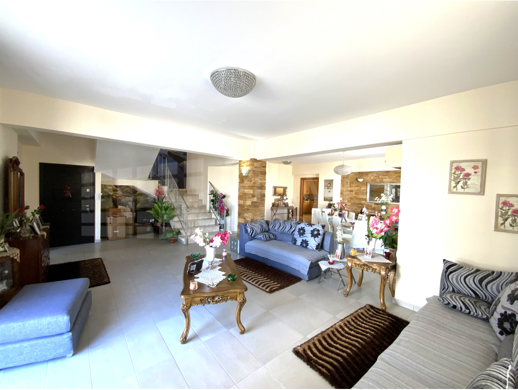 4 bedroom top floor duplex apartment 