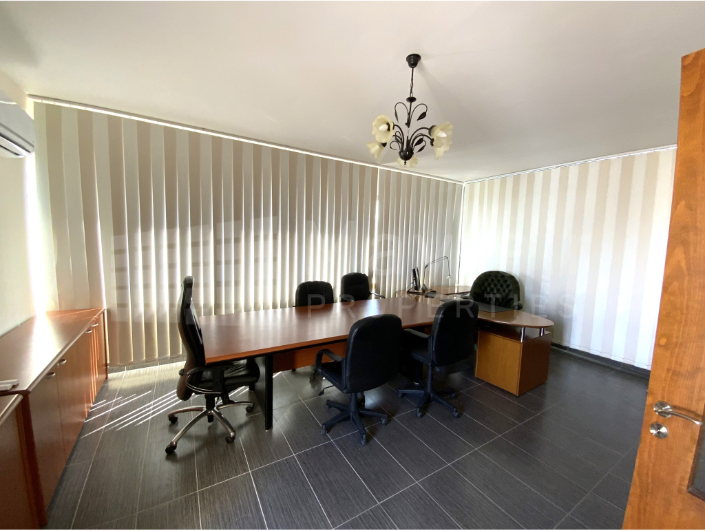 Unique 3 bedroom Penthouse plus large office with separate entrance in Town Center