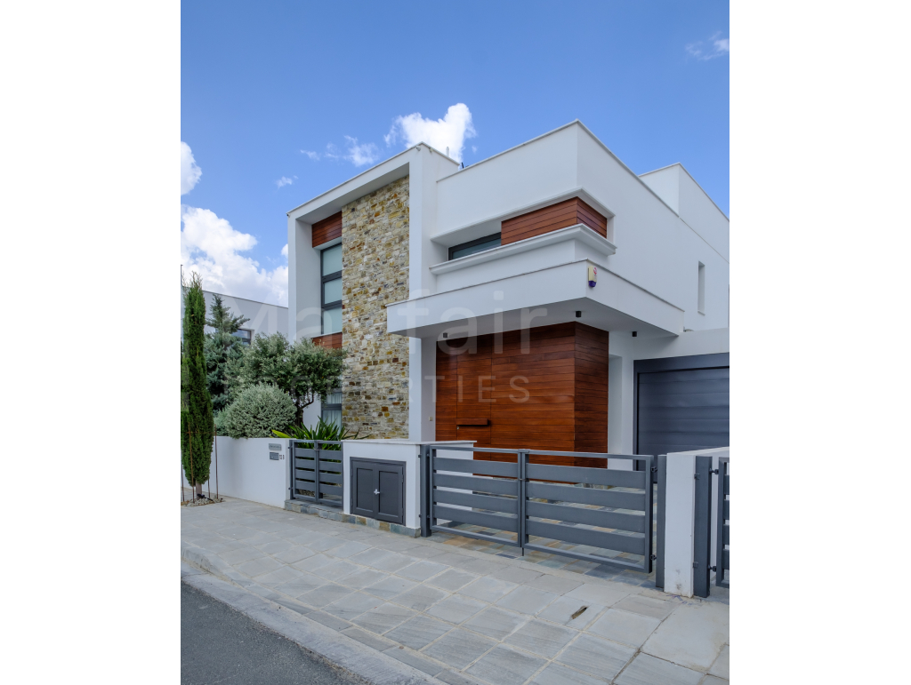 5 plus 1 Bedroom House for Sale