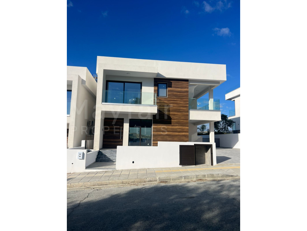 3-bedroom House with Pool for Sale in Pyla