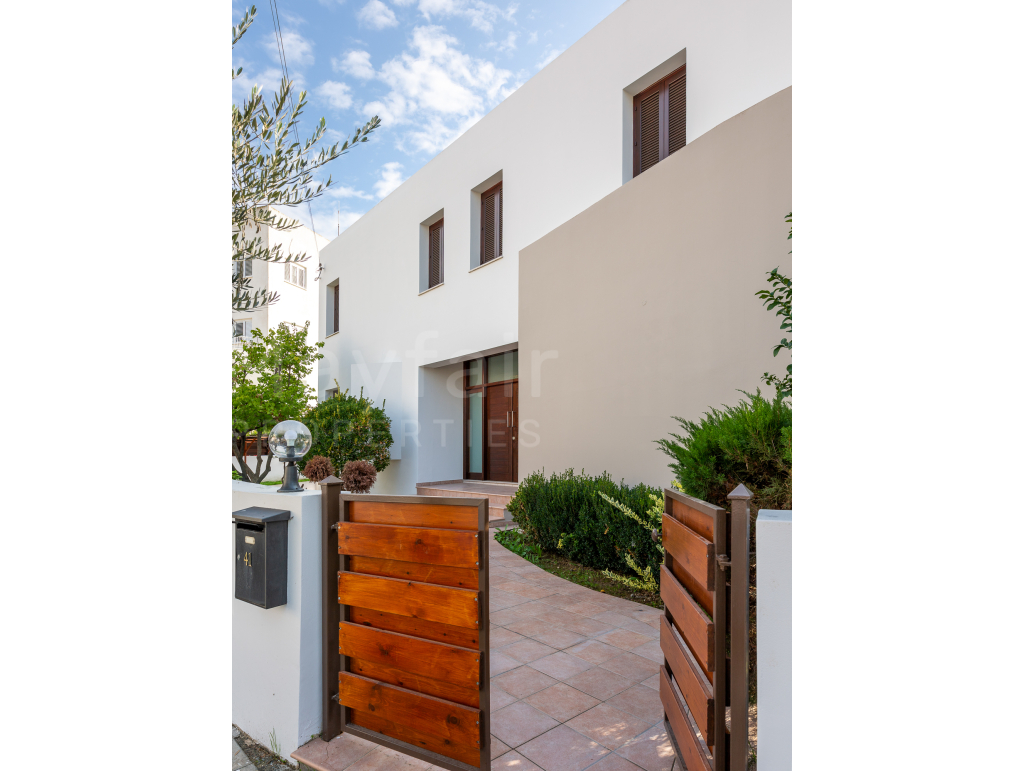 5 Bedroom Detached House For Rent in Agios Dometios