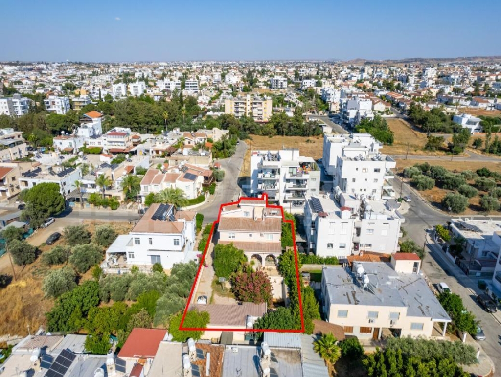 House with a pool in Lakatamia, Nicosia