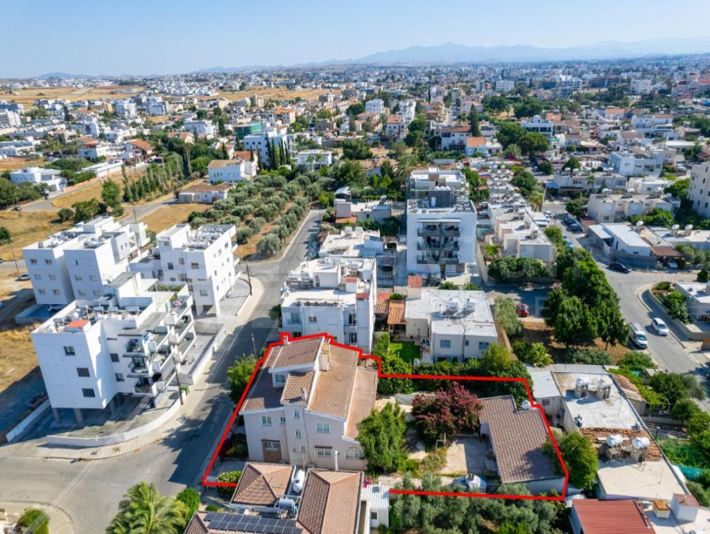 House with a pool in Lakatamia, Nicosia