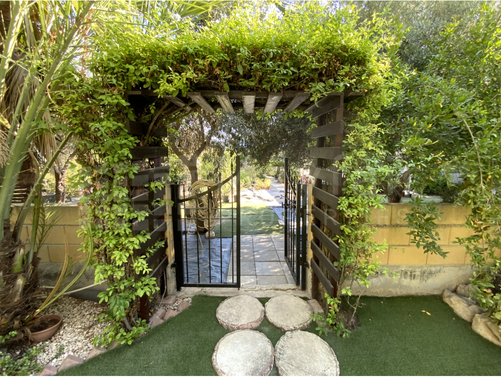 4 Bedroom Detached House for Sale in Livadia