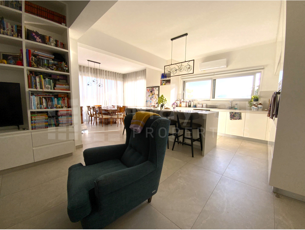 3 Bedroom Top Floor Apartment for Sale in Town Center