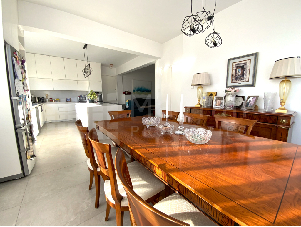 3 Bedroom Top Floor Apartment for Sale in Town Center