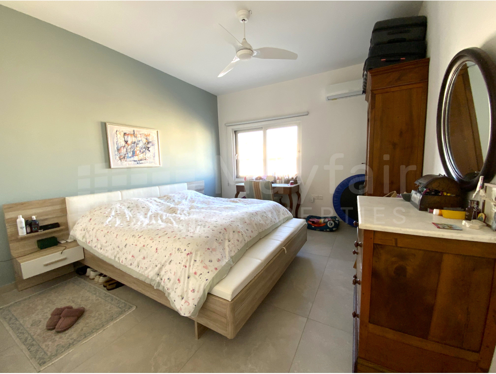 3 Bedroom Top Floor Apartment for Sale in Town Center