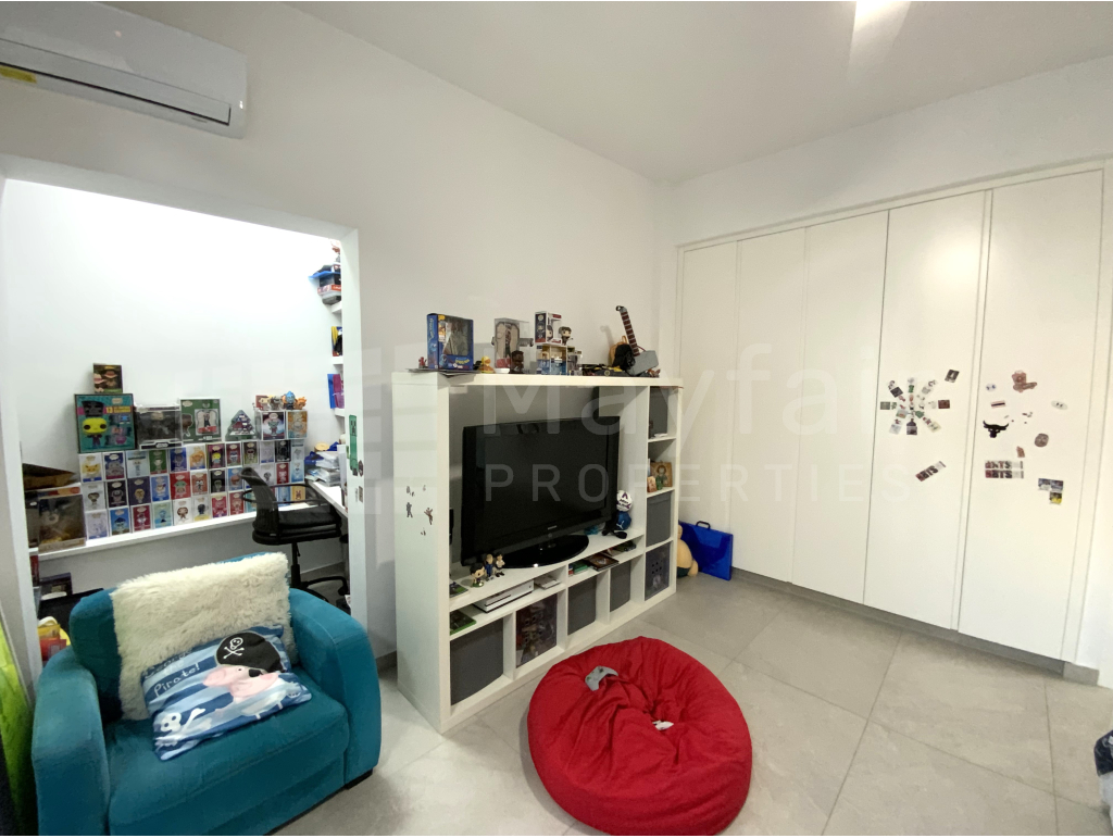 3 Bedroom Top Floor Apartment for Sale in Town Center
