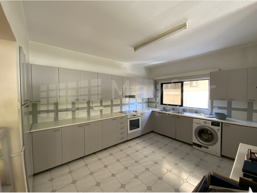 3-bedroom Apartment for Sale in Town Centre