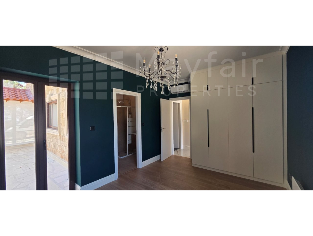4 Bedroom House with Swimming Pool for Sale in Souni