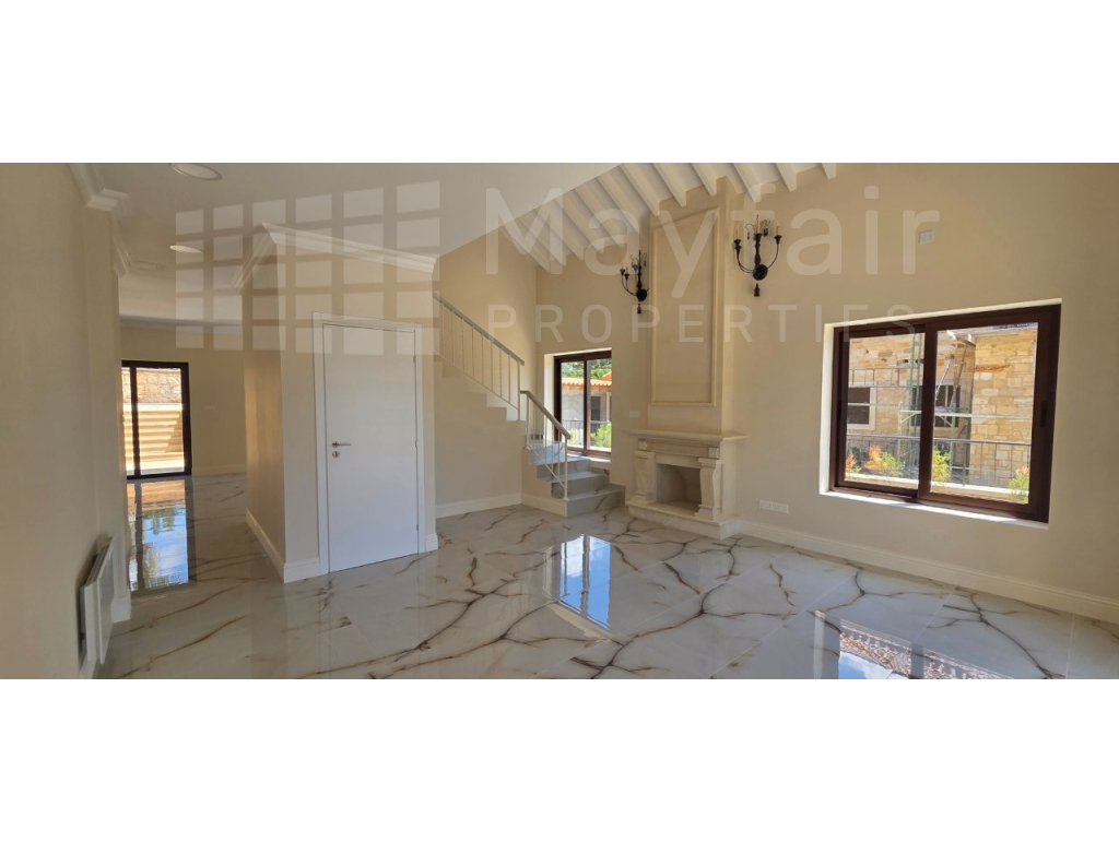 4 Bedroom House with Swimming Pool for Sale in Souni