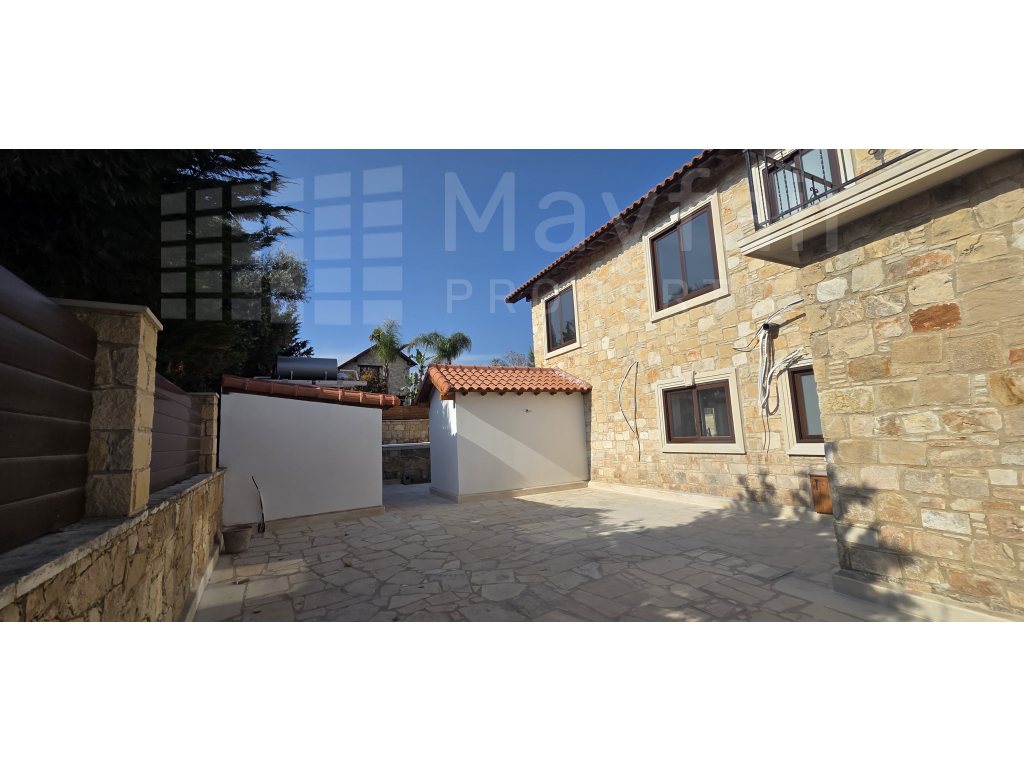 4 Bedroom House with Swimming Pool for Rent in Souni