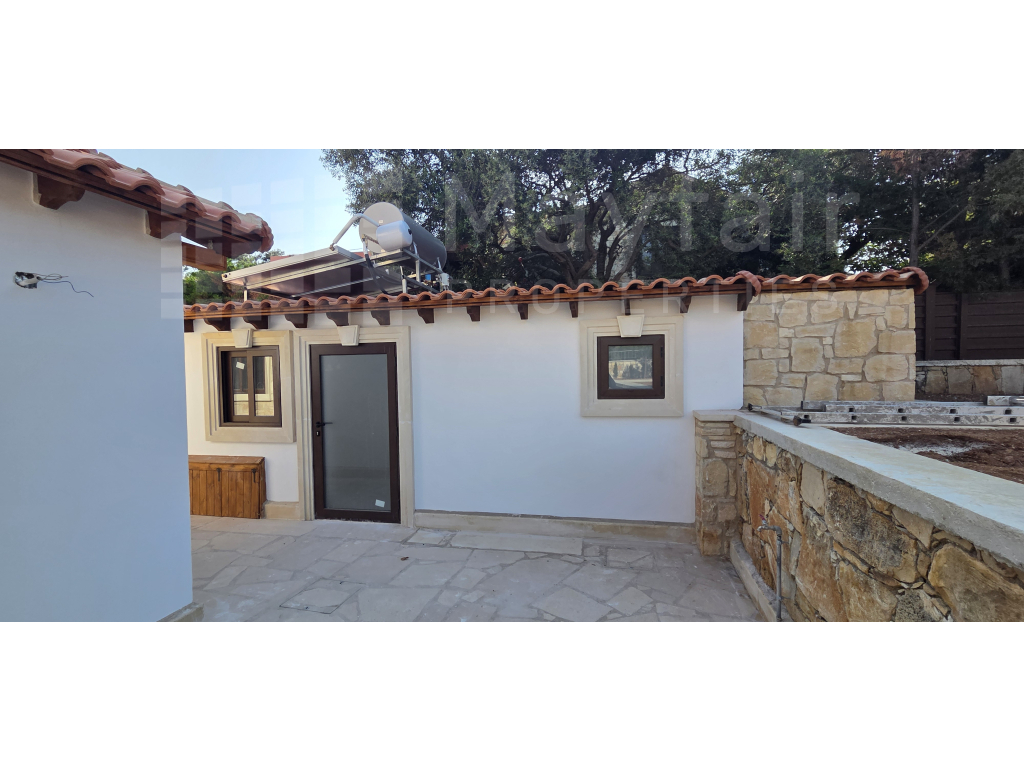 4 Bedroom House with Swimming Pool for Rent in Souni
