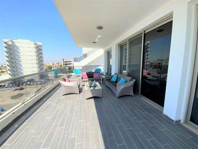 3 Bedroom Penthouse Apartment with Roof Garden and pool.