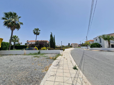 2-bedroom Top Floor Apartment in Livadia For Sale