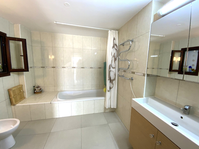 4 bedroom top floor duplex apartment 