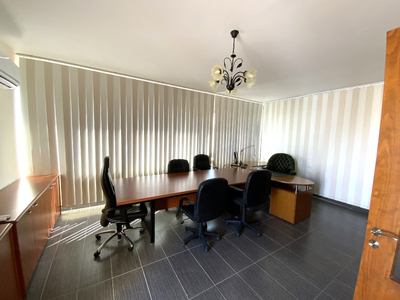 Unique 3 bedroom Penthouse plus large office with separate entrance in Town Center