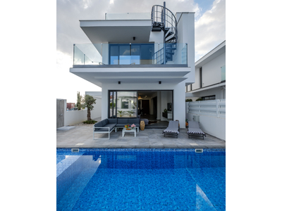 5 plus 1 Bedroom House for Sale