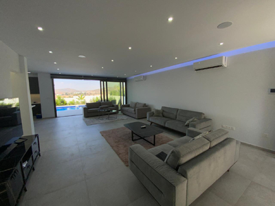 3-bedroom House with Pool for Sale in Pyla