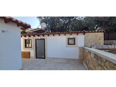 4 Bedroom House with Swimming Pool for Sale in Souni