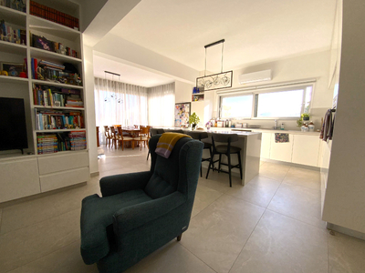3 Bedroom Top Floor Apartment for Sale in Town Center