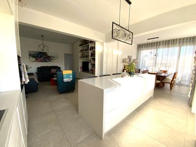 3 Bedroom Top Floor Apartment for Sale in Town Center
