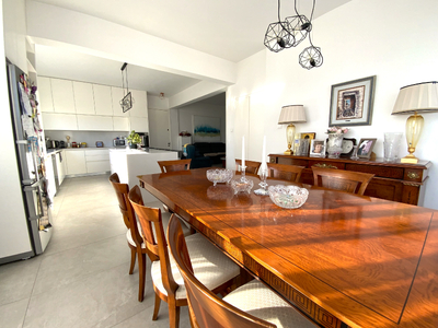 3 Bedroom Top Floor Apartment for Sale in Town Center