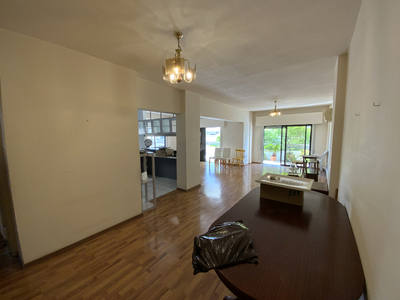 3-bedroom Apartment for Sale in Town Centre