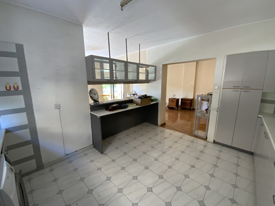 3-bedroom Apartment for Sale in Town Centre