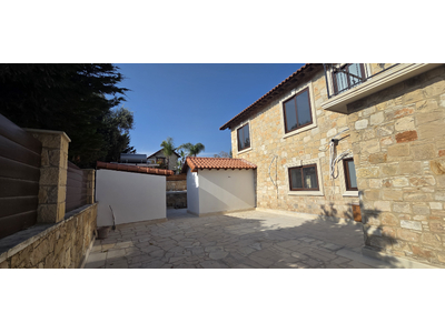 4 Bedroom House with Swimming Pool for Rent in Souni